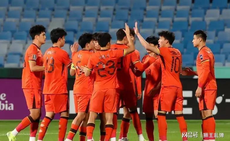 开云体育官网登录-裁判针对+进攻哑火!李昊一己之力扛国足,守强攻弱淘汰赛悬了