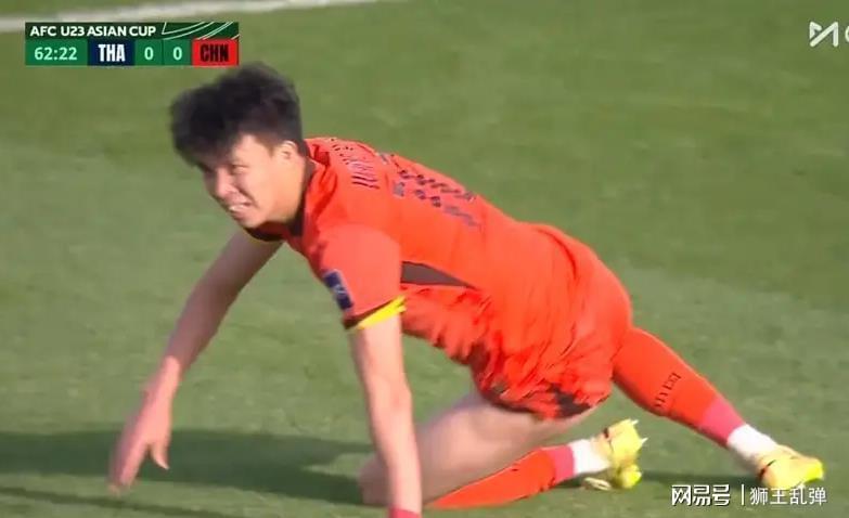 开云体育官网登录-裁判针对+进攻哑火!李昊一己之力扛国足,守强攻弱淘汰赛悬了