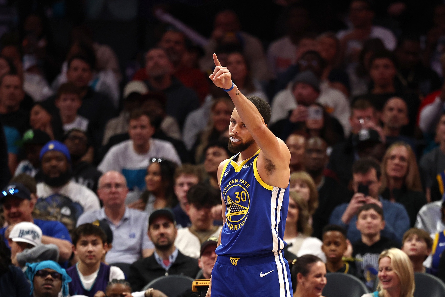 开云体育注册入口-勇士让库里小伤大养&直接报销是对的 这赛季唯一重要的是抽乐透签