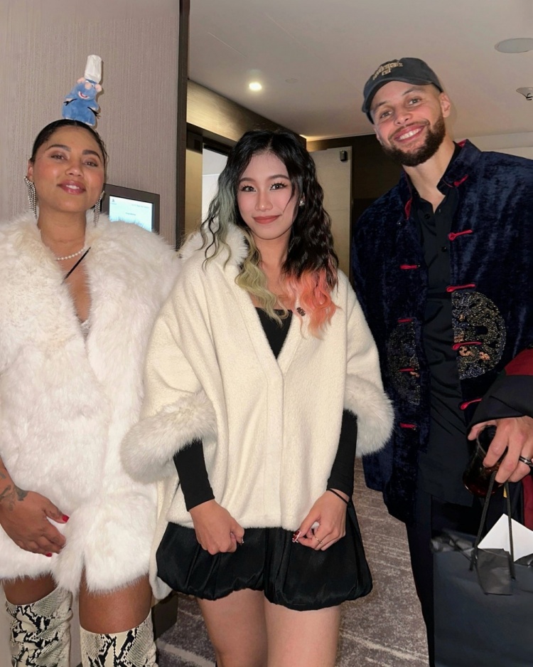 开云体育app-评论区炸了！美女网红晒与克莱合影 本人疑对后者分手风波不知情