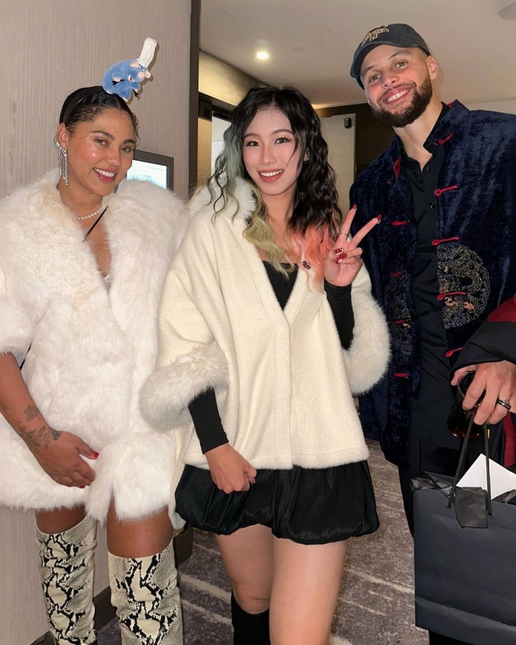 开云体育app-评论区炸了！美女网红晒与克莱合影 本人疑对后者分手风波不知情