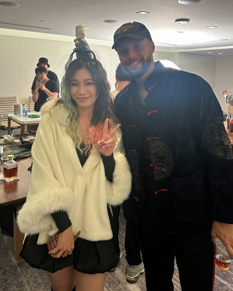 开云体育app-评论区炸了！美女网红晒与克莱合影 本人疑对后者分手风波不知情